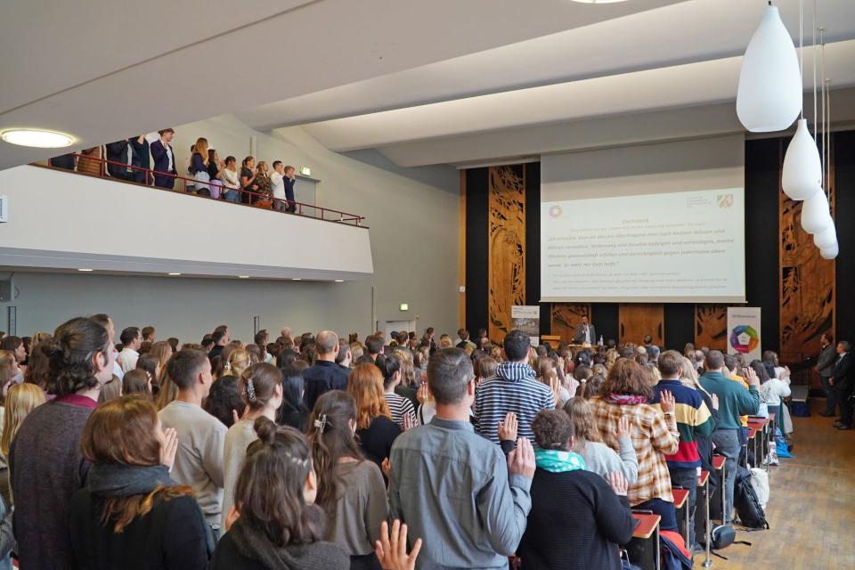 Rund 500 Lehrkräfte in einem Tagungsraum des ZfsL Köln