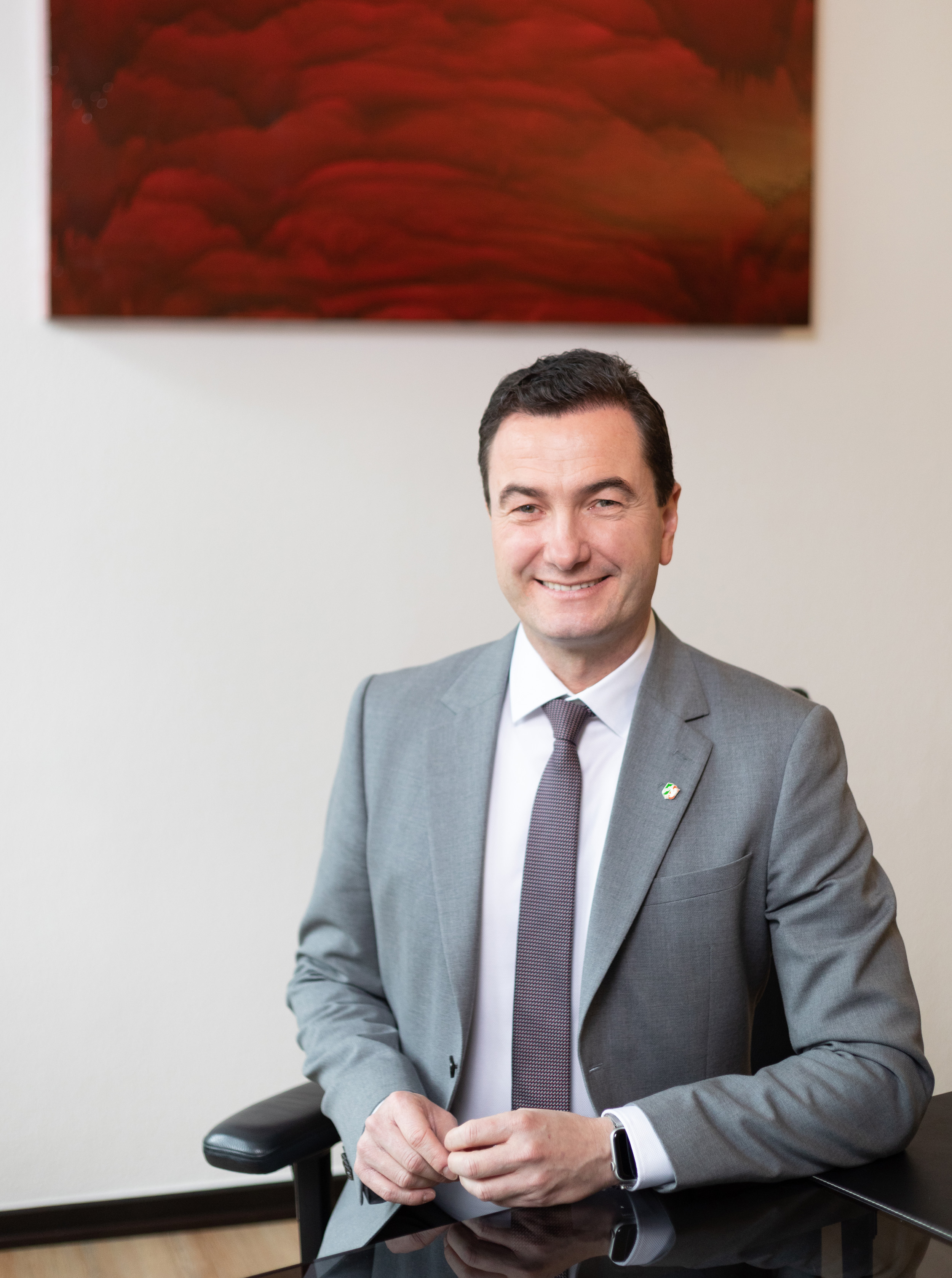 Dr. Thomas Wilk, sitzend an seinem Schreibtisch