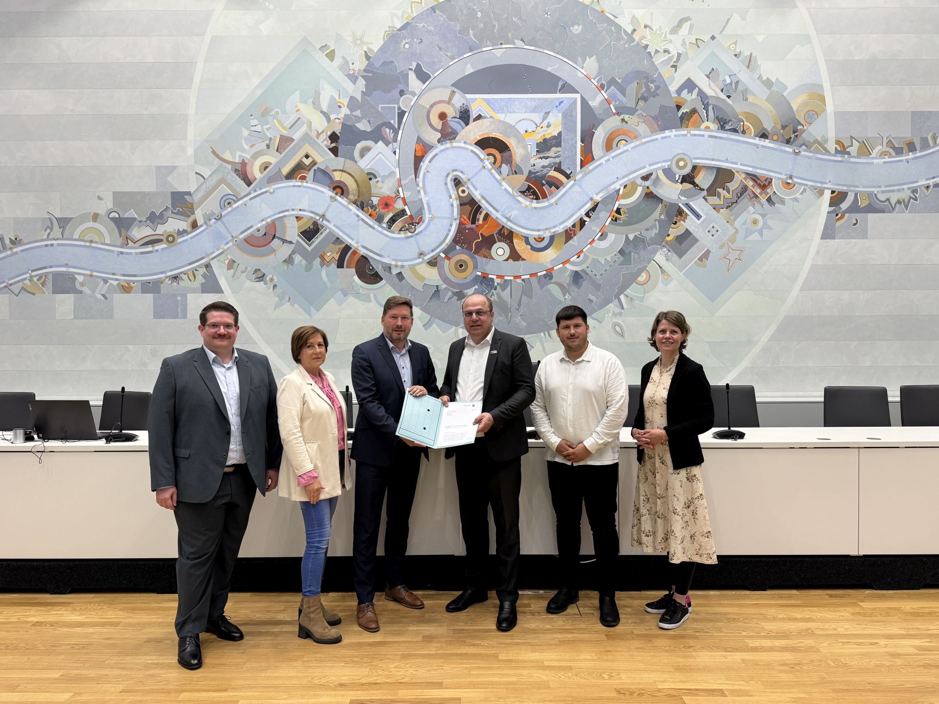v.l.n.r: Herr Marc van der Werf (stv. Amtsleitung Finanzwirtschaft), Frau Michaela Imbery (Amtsleitung Finanzwirtschaft) und Herr Martin Gawrisch (Kämmerer), Daniel Lüngen Abteilungsleiter 3 der Bezirksregierung Köln, Hr. Nelles und Fr. Koloniaris