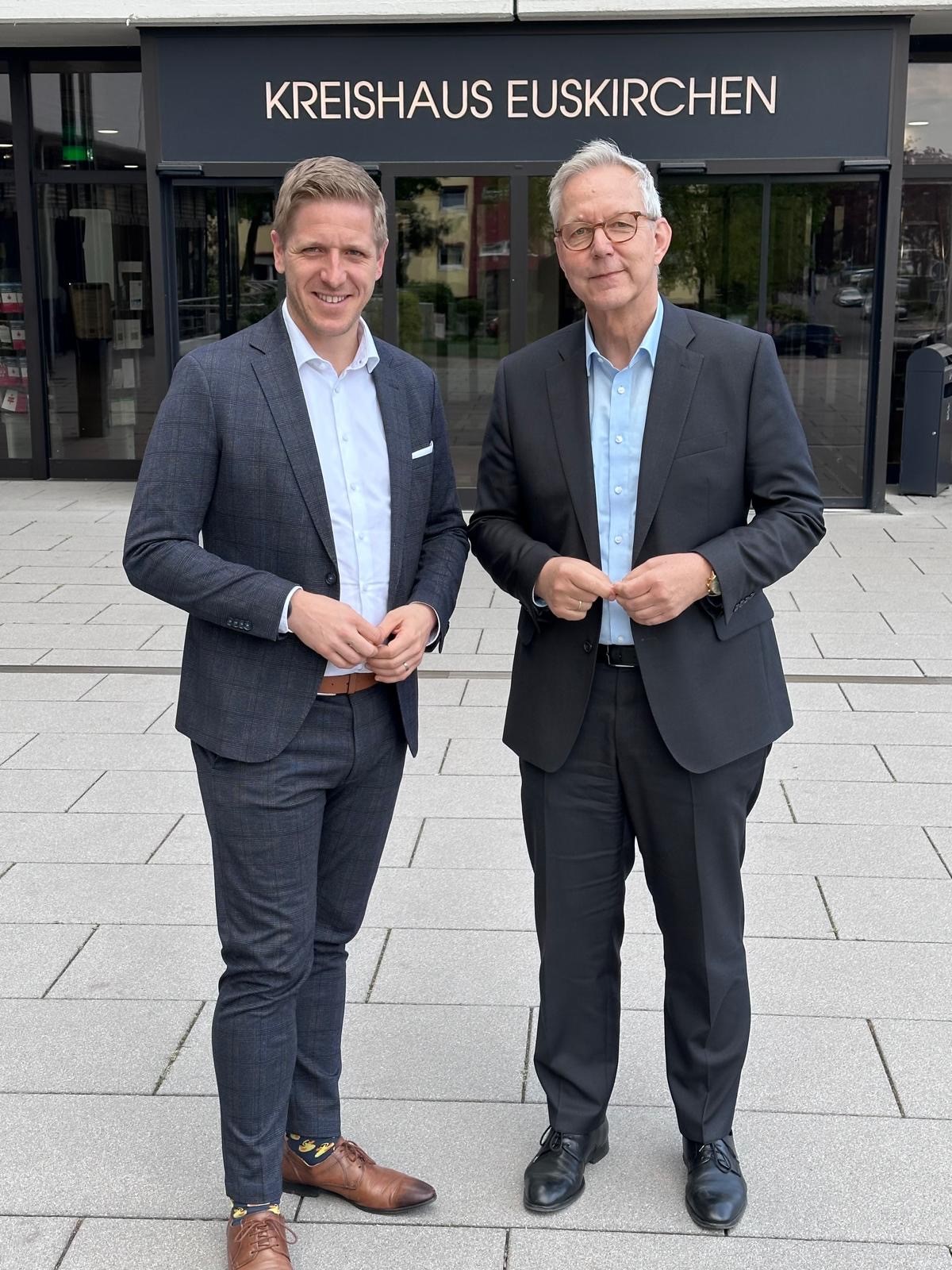 links Landrat Markus Ramers, rechts Regierungspräsident Gregor Lange