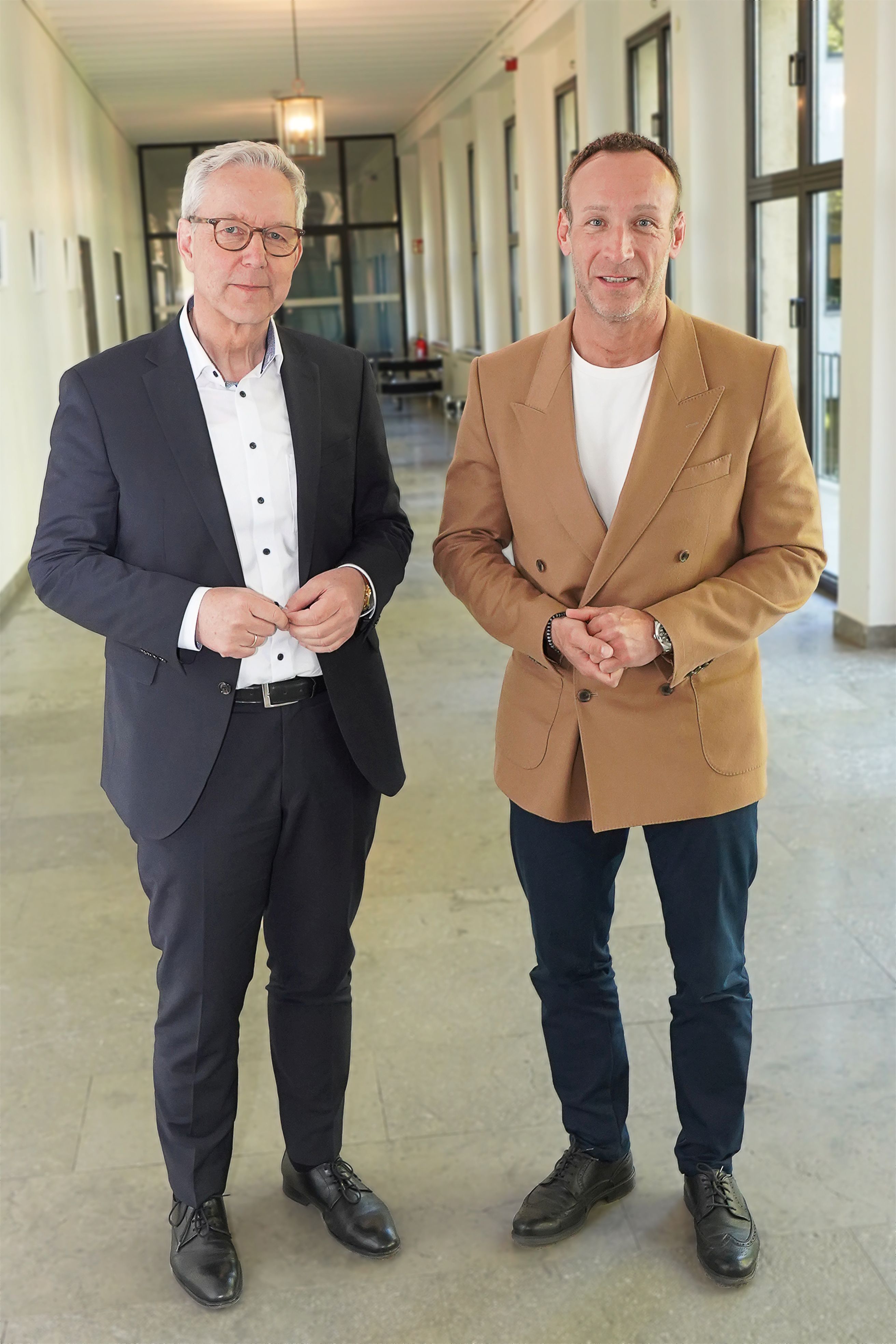 links Regierungspräsident Gregor Lange, rechts Bürgermeister Andreas Heller