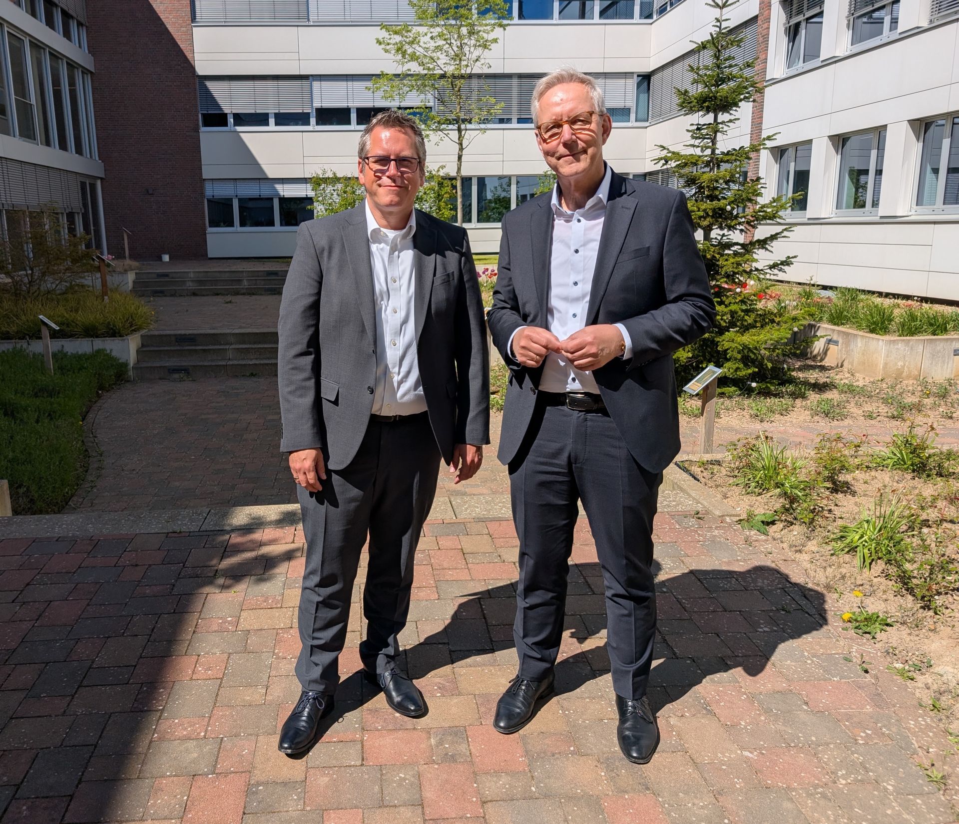 links Bürgermeister Sascha Solbach, rechts Regierungspräsident Gregor Lange