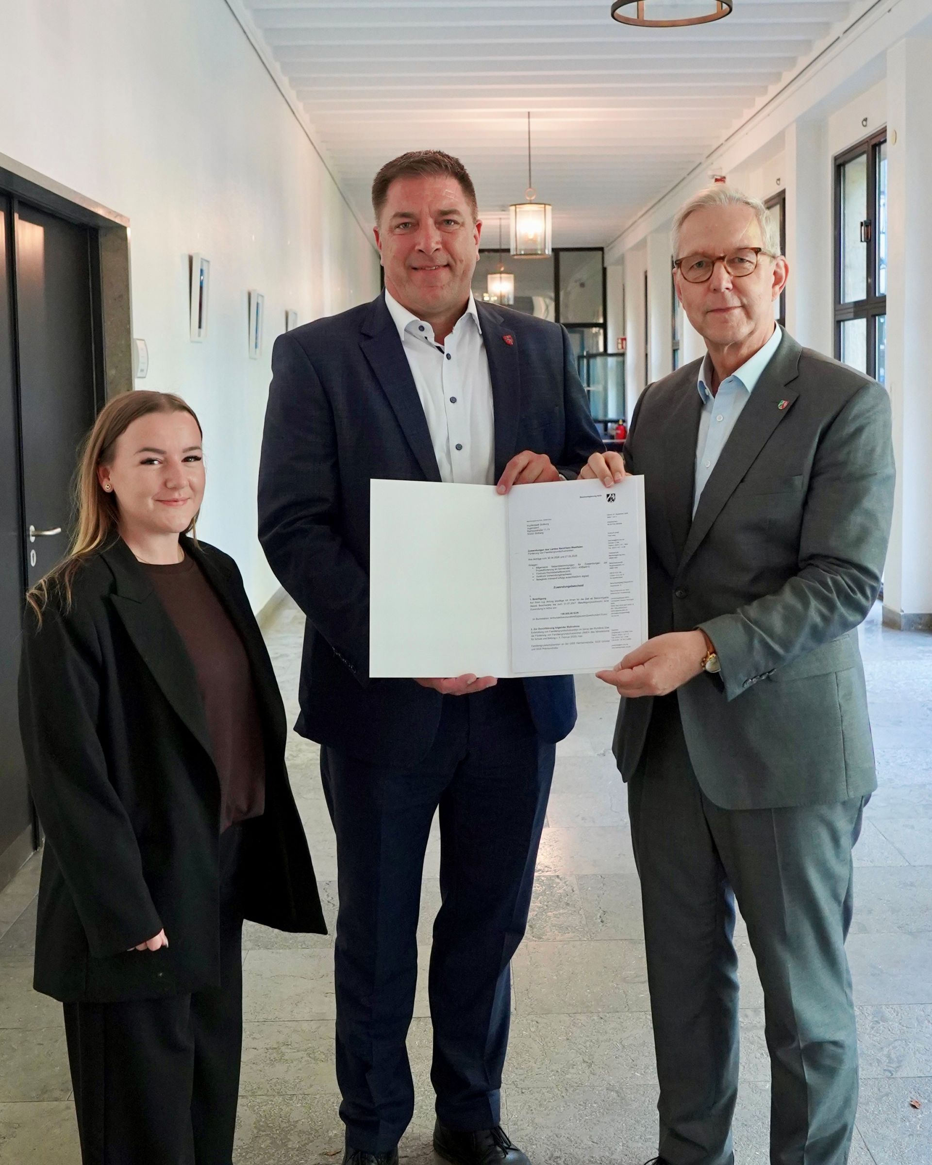 v.l.n.r.: Marie Scheffen (Familienbüro der Kupferstadt Stolberg), Stefan Grießhaber (Amtsleiter Jugendamt Kupferstadt Stolberg) & Regierungspräsident Gregor Lange