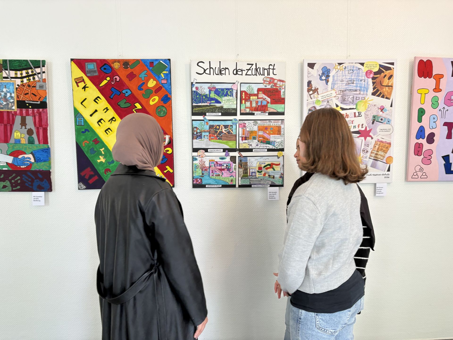 Schülerinnen/Schüler, Lehrkräfte, Besucher der Ausstellungseröffnung - Fotos zur redaktionellen Nutzung im Rahmen der Berichterstattung frei, unter Angabe der Quelle: Bezirksregierung Köln.