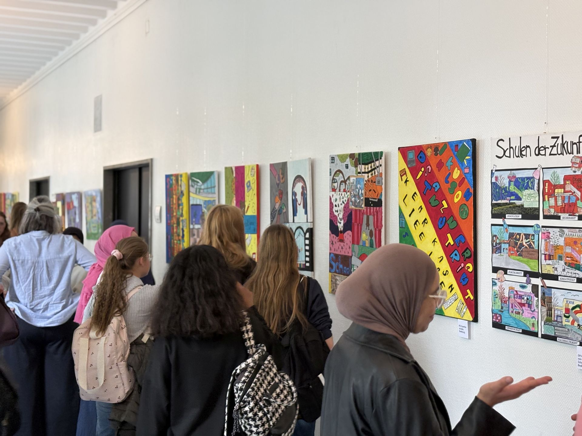Schülerinnen/Schüler, Lehrkräfte, Besucher der Ausstellungseröffnung - Fotos zur redaktionellen Nutzung im Rahmen der Berichterstattung frei, unter Angabe der Quelle: Bezirksregierung Köln.