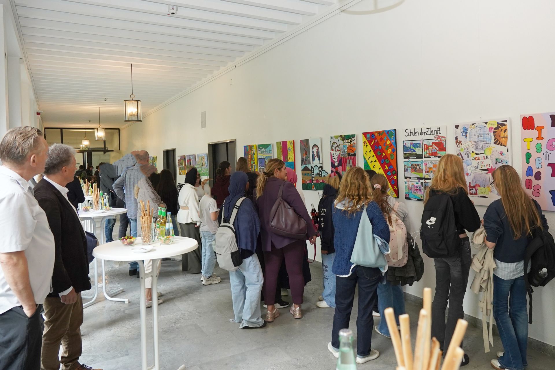 Schülerinnen/Schüler, Lehrkräfte, Besucher der Ausstellungseröffnung -  Fotos zur redaktionellen Nutzung im Rahmen der Berichterstattung frei, unter Angabe der Quelle: Bezirksregierung Köln.