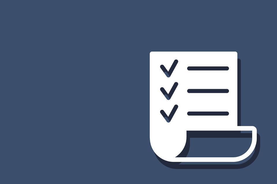 Weiße Checkliste, die einen Verfahrensablauf symbolisiert, auf blauem Hintergrund