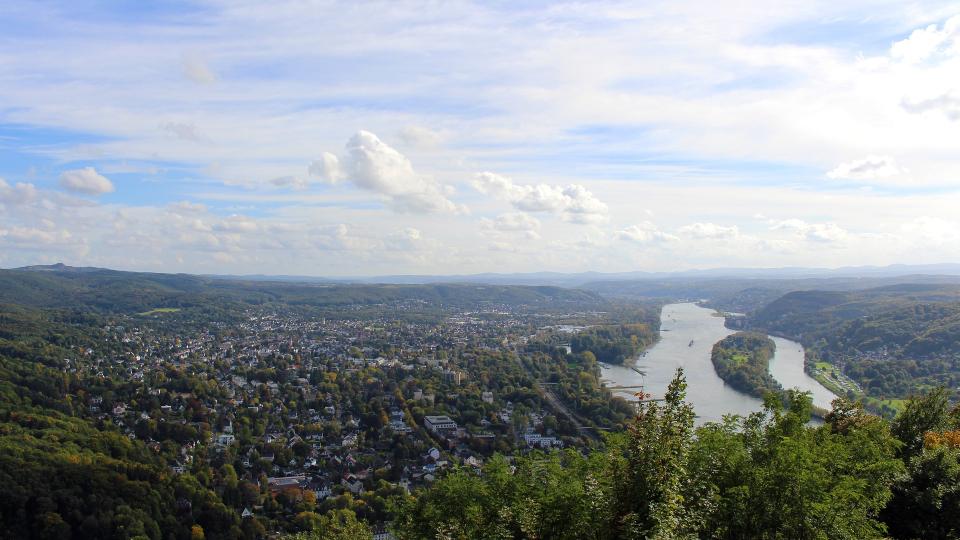 Panoramaaufnahme des Siebengebirges mit Blick über den Rhein.