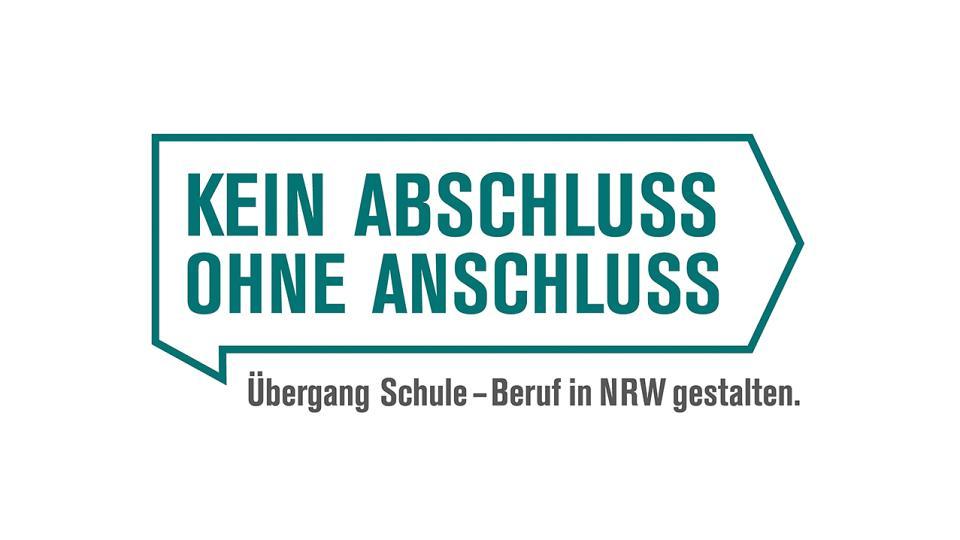 Logo KAoA: Grüner Schriftzug Kein Abschluss ohne Anschluss auf weißem Hintergrund. Darunter: Schriftzug Übergang Schule - Beruf in NRW gestalten