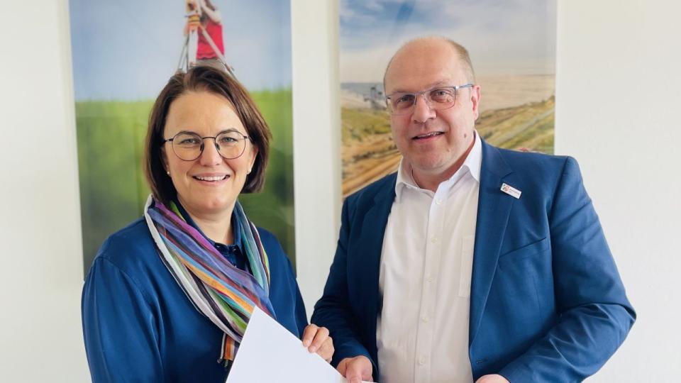 links: Stadtkämmerin Professorin Dr. Dörte Diemert; rechts: Abteilungsleiter 3 der Bezirksregierung Köln Daniel Lüngen