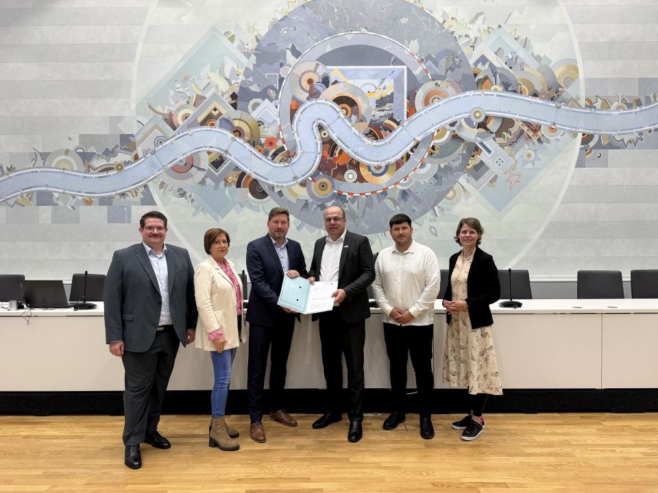 v.l.n.r: Herr Marc van der Werf (stv. Amtsleitung Finanzwirtschaft), Frau Michaela Imbery (Amtsleitung Finanzwirtschaft) und Herr Martin Gawrisch (Kämmerer), Daniel Lüngen Abteilungsleiter 3 der Bezirksregierung Köln, Hr. Nelles und Fr. Koloniaris