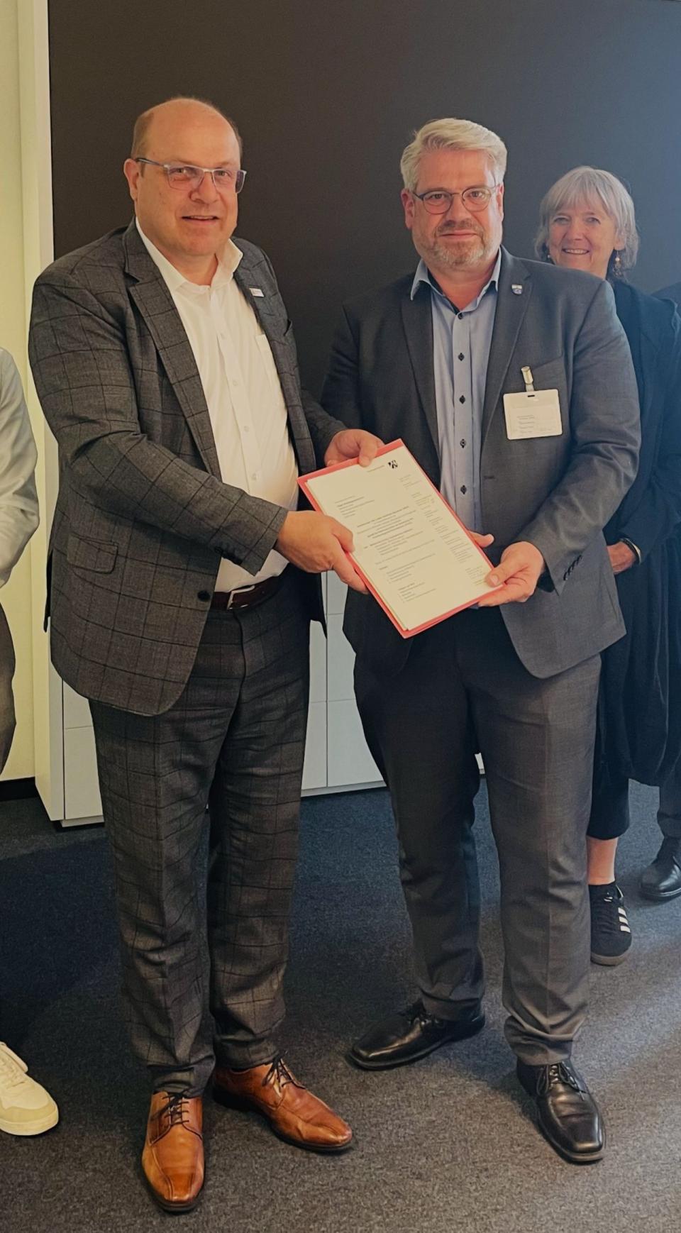 v.l.n.r.: Daniel Lüngen (Abteilungsleiter der Abteilung 3 der Bezirksregierung Köln), Stefan Pfennings (Bürgermeister Gemeinde Inden)