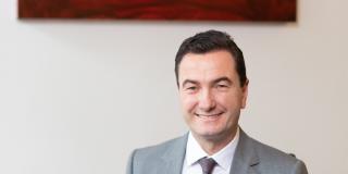 Dr. Thomas Wilk, sitzend an seinem Schreibtisch