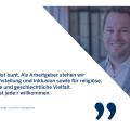Bild von Tobias Fuchs mit Zitat: Die BRK ist bunt. Als Arbeitgeber stehen wir für Gleichstellung und Inklusion sowie für religiöse, ethnische und geschlechtliche Vielfalt. Bei uns ist jede:r willkommen.
